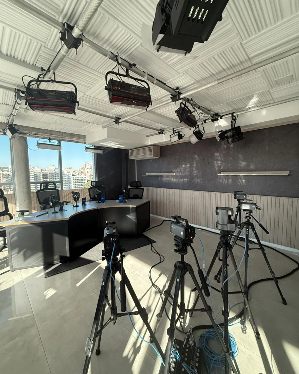 Vista del estudio con cámaras, iluminación y mesa de grabación